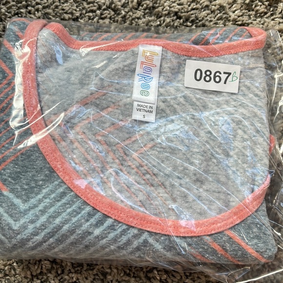 Womens LuLaRoe shirt size small - Picture 13 of 13